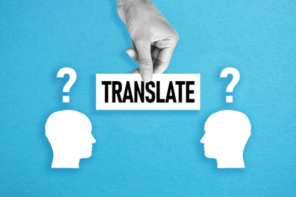 Na niebieskim tle widnieje słowo "TRANSLATE" z dwoma sylwetkami, sugerującymi tłumaczenia na język niemiecki.