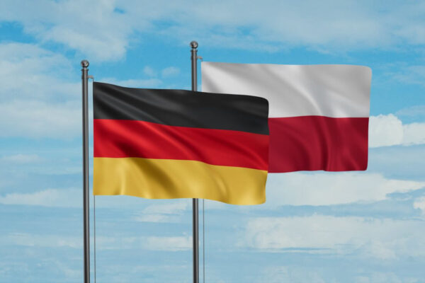 Flagi Niemiec i Polski symbolizują potrzebę na tłumaczenia przysięgłe niemiecki.